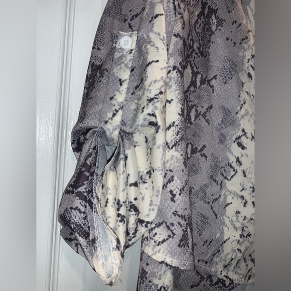 CHIC ❤️ Boutique faux snakeskin roll sleeve crossover women’s top size medium - Picture 11 of 12